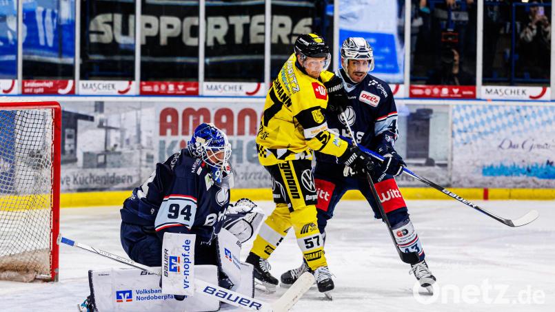 Kein Durchkommen: Gegen die beste Offensive der DEL2 feierte Marco Wölfl (links) seinen ersten Shutout der Saison. Die Blue Devils schlagen den DEL-Aspiranten am Freitagabend mit 1:0. Bild: Werner Moller