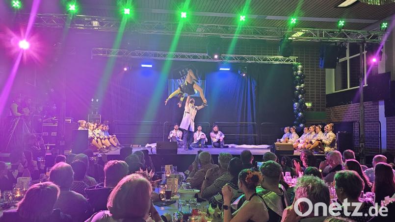 Mit spektakulären Hebefiguren beim Showtanz &quot;Frankensteins Monster&quot; begeisterte die Prinzengarte des TSV Reuth das Publikum bei der ersten Prunksitzung des Vereins. Bild: vsr