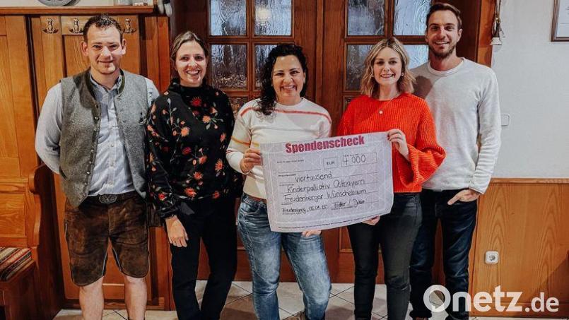 Die Aktion Wünschebaum ist ein voller Erfolg (von links): Johannes Dotzler, Isabell Dotzler, Christina Neiß vom Kinderpalliativteam Ostbayern, Ramona Freller und Alexander Freller. Bild: Neiß