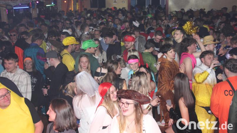 Party pur beim &quot;Fosnat Däänz&quot; im Griesbacher Jugendheim. Bild: kro