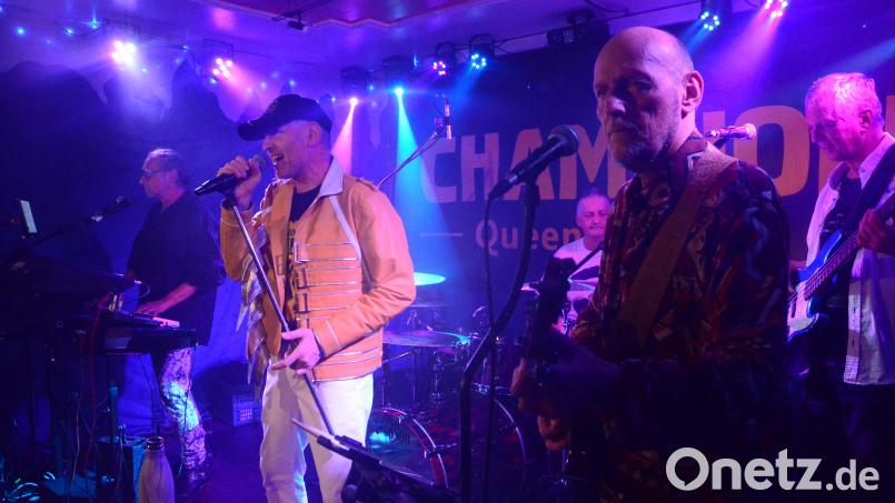 Die Queen-Tribute-Band „The Champions&quot; bei ihrer Premiere auf der „Live Stage&quot; im „Parapluie&quot;. Bild: Kunz