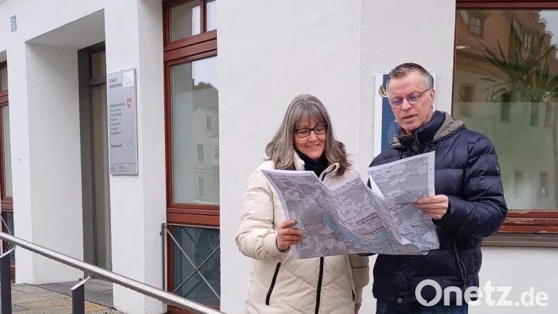 Seit September 2023 übt Geli Schütz wieder ihre Aufgabe als Inklusionsbeauftragte der Stadt Hirschau aus. In der Innenstadt sind viele Gebäude nur über Treppen zugänglich. Das städtische Verwaltungsgebäude in der Hauptstraße 51 ist über eine feste Rampe auch für Rollstuhlfahrer erreichbar. Dort wird Geli Schütz (rechts), hier mit Bürgermeister Hermann Falk (links) künftig Sprechstunden abhalten. Bild: u