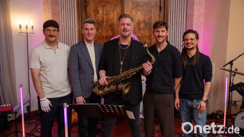 Sebastian Wurzer (mitte) zusammen mit der Band bei der Veröffentlichungsparty zu "One Shot". Bild: Daniel Pielmeier