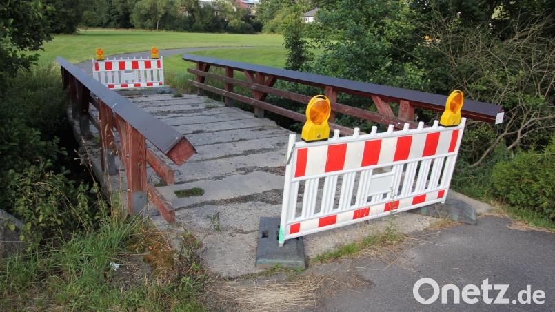 Die Fuß- und Radwegbrücke über die Waldnaab bei Sägmühle ist seit 2023 gesperrt. Der Tirschenreuther Stadtrat hat nun den Abriss und Rückbau beschlossen. Archivbild: kro