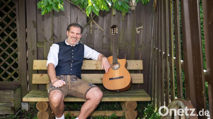 Vogelmayer bringt mit seinem Musikkabarett &quot;Lebensfreude&quot;. Bild: Bernd Schaffrath/exb