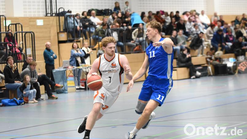Sebastian Fritsch (am Ball) verletzte sich gegen Bayreuth nach einem Zweikampf an der Schulter. Ihm droht das Saisonaus. Bild: Tobias Schwarzmeier