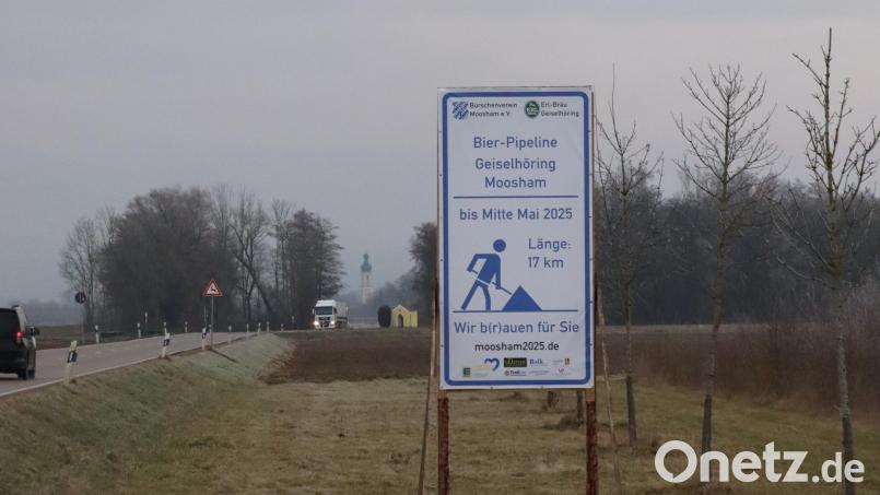 Latten und Holzpfähle tragen das Schild für die &quot;Bier-Pipeline&quot;. Es steht an der Landstraße zwischen Geisling und Sengkofen. Bild: Simon Rothfischer