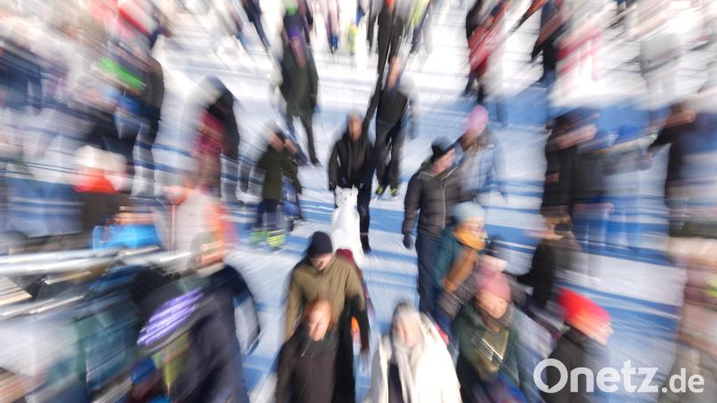 Besucherinnen und Besucher fahren auf einer Eisbahn Schlittschuh. Symbolbild: Marcus Brandt/dpa