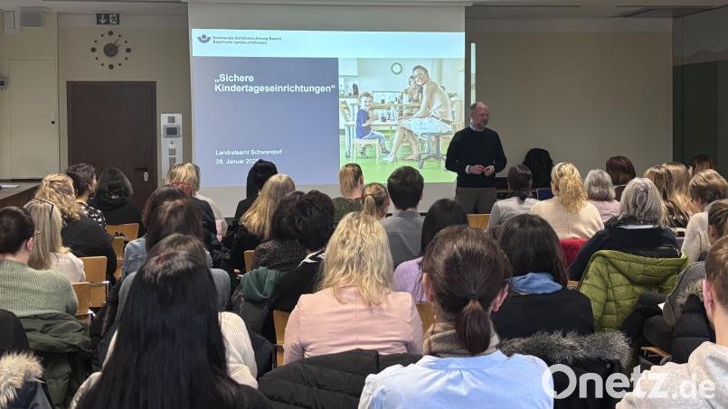 Zahlreiche Interessierte informieren sich im Landratsamt über die aktuellen Anforderungen und sicherheitsrelevante Aspekte in Kindertageseinrichtungen. Bild: Mirjam Kiener/exb