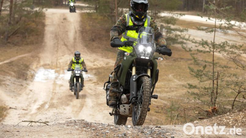 Am Standortübungsplatz in Kümmersbruck nahe der Schweppermannkaserne gibt es einen Motorrad-Parcours – perfekte Bedingungen, um mit der nagelneuen Yamaha Ténéré als neuer Geländemaschine für Kradmelder der Bundeswehr zu trainieren. Bild: Wolfgang Steinbacher