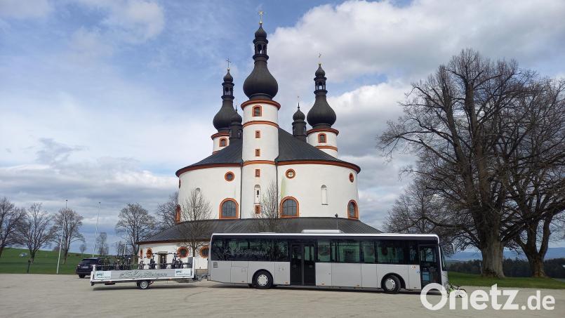Der Rad- und Freizeitbus Grenzland-Express wird eingestellt. Das Bild zeigt den Bus vor der Großen Kappl. Archivbild: Tourismusregion Oberpfälzer Wald