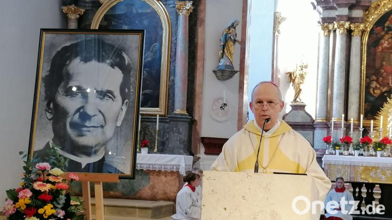 Reinhard Pappenberger, Weihbischof der Diözese Regensburg, ermuntert beim Gottesdienst zum Don-Bosco-Fest in Ensdorf, sich stark zu machen für ein friedliches Miteinander. Bild: Claudia Klinger