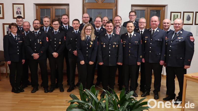 In der Marktgemeinde Freihung bildet sich eine Gemeindejugendfeuerwehr. Marie-Sophie Wisgickl und Johannes Großer (vorn, Mitte) werden zu Gemeindejugendwarten gewählt. Bild: rab