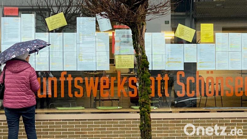 Im Schaufenster der Zukunftswerkstatt hat Roland Gelke die Protokolle von den Treffen der Projektgruppe ausgehängt, um sich gegen die Vorwürfe der Stadt zuverteidigen. Bild: cv