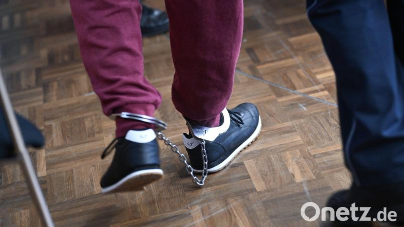 Ins Hofer Gericht gekommen ist die Angeklagte mit Fußfesseln. Symbolbild: Felix Kästle/dpa