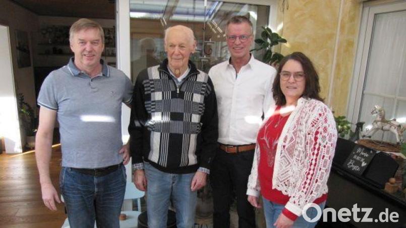 Bürgermeister Hermann Falk (Zweiter von rechts) gratuliert Martin Lederer (Zweiter von links) zum 90.Geburtstag. Mit dabei sein Neffe Peter Hofmann mit Frau Isabella, bei denen der Jubilar wohnt. Bild: fg