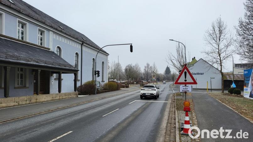 Die Ampelanlage in der Äußeren Regensburger Straße in Tirschenreuth ist für mehrere Tage außer Betrieb. Bild: rti
