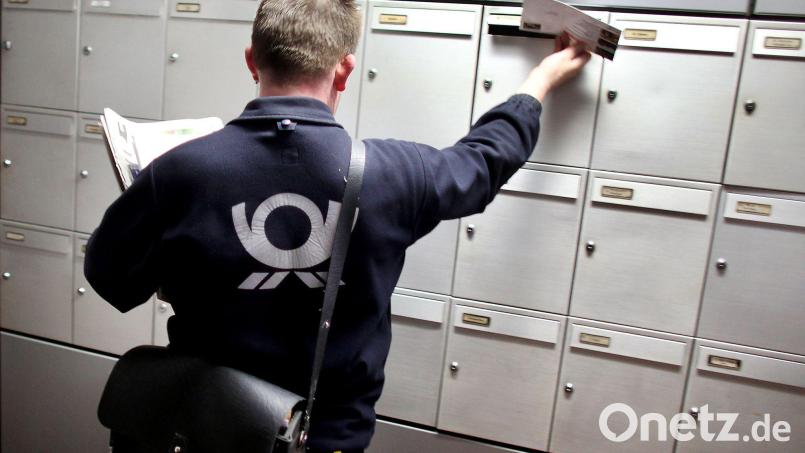 Briefträger: Wegen Warnstreiks in Briefzentren kann es laut Verdi zu Verspätungen bei der Zustellung kommen. (Archivbild) Bild: Oliver Berg/dpa