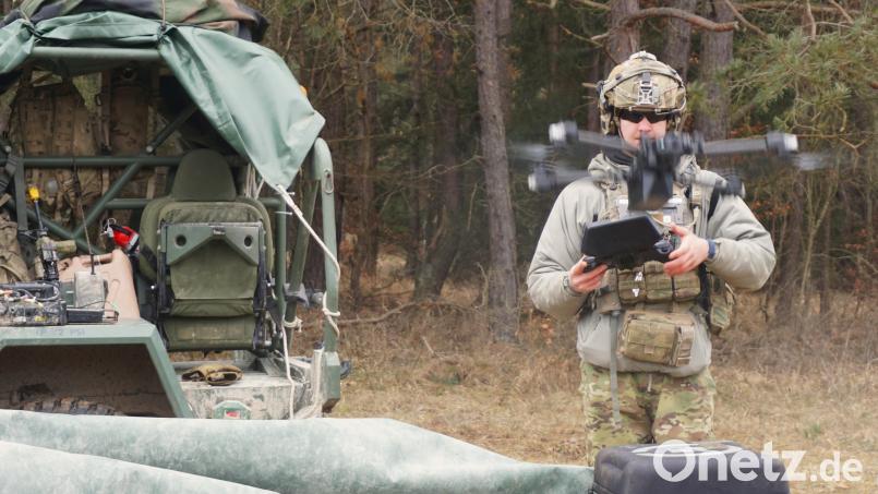 Teil der neuen Art der Kriegsführung: Ein US-Soldat lässt eine kleine Drohne starten. Mit ihr kann seine Einheit gegnerische Ziele auskundschaften, finden und identifizieren. Bild: jut