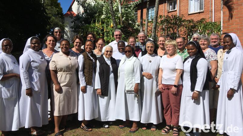 Was einst die deutschen Mallersdorfer Schwestern im Sizanani-Outreach-Projekt in Nkandla begannen, wird längst durch viele, vor allem junge, afrikanische Schwestern weitergetragen, die den Konvent zu einem lebendigen Miteinander formen. Unser Bild zeigt sie mit der Nabburger Reisegruppe. Bild: Pfarrei Nabburg/exb