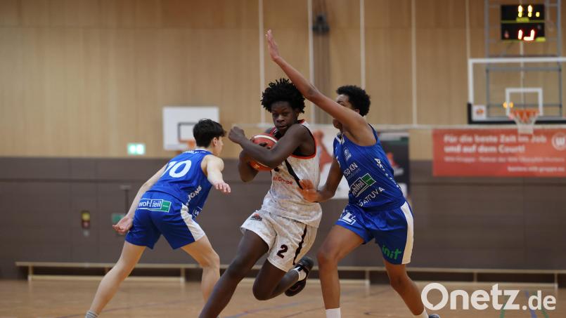 Hunters-Spieler Noah Eklou (Mitte) ist jetzt auch Junioren-Nationalspieler. Am Sonntag sind die jungen Oberpfälzer Bundesliga-Basketballer in Tübingen zu Gast. Bild: Dieter Jäschke