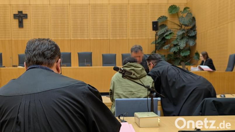 Im Austausch: Vorne besprechen sich Verteidiger Matthias Haberl (von rechts) mit dem Dolmetscher und seinem syrischen Mandanten. Marc Steinsdörfer (links) vertritt als Nebenklagevertreter die Interessen zweier mutmaßlicher Opfer. Im Gerichtssaal sitzt er hinter den Angeklagten. Bild: Wolfgang Würth