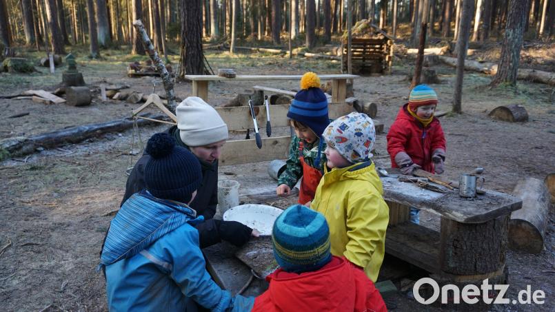 Gemeinsam mit Waldkindergarten-Leiterin Katrin Koeppel wird in der Matschküche &quot;gekocht&quot;. Die Zutaten gibt es im Wald. Bild: jeb