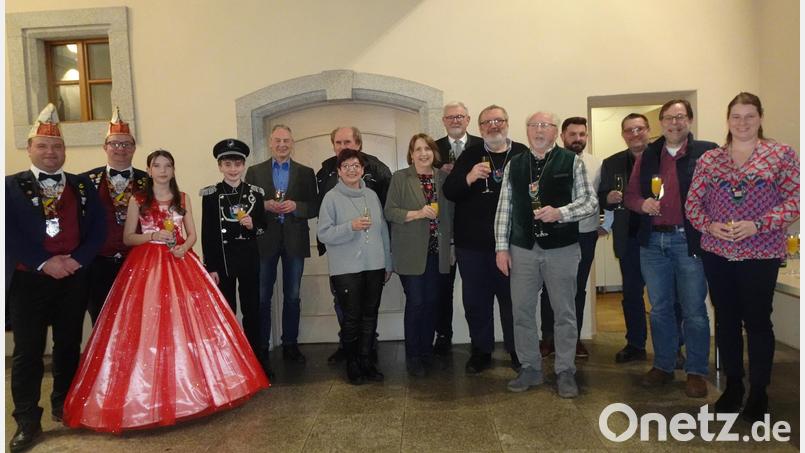 Nach der Ordensverleihung in der Stadtratssitzung kommen die zehn Geehrten kurz mit dem Neustädter Kinderprinzenpaar Hannah I. und Korbinian II im Nebenzimmer des Sitzungsaals im Rathaus zusammen. Bild: Juan Vilas, exb