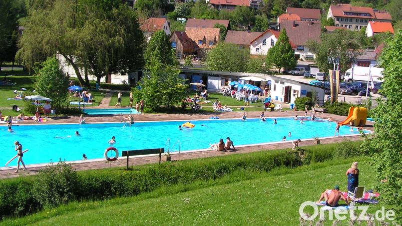 Die gesetzlichen Vorgaben für die Arbeitszeit des Personals im Etzelwanger Freibads bereiten dem Gemeinderat Kopfzerbrechen. Archivbild: ds