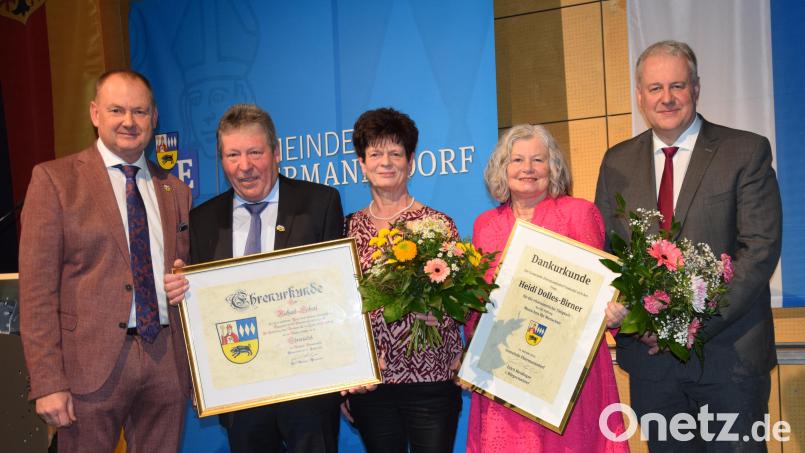 Richard Scharf (Zweiter von links, daneben seine Frau Renate) wird mit der Ehrennadel der Gemeinde Ebermannsdorf ausgezeichnet. Heidi Dolles-Birner (Zweite von rechts) wird mit der Dankurkunde der Gemeinde bedacht. Ihnen gratulieren Bürgermeister Erich Meidinger (links) und Landrat Richard Reisinger (rechts). Bild: bö