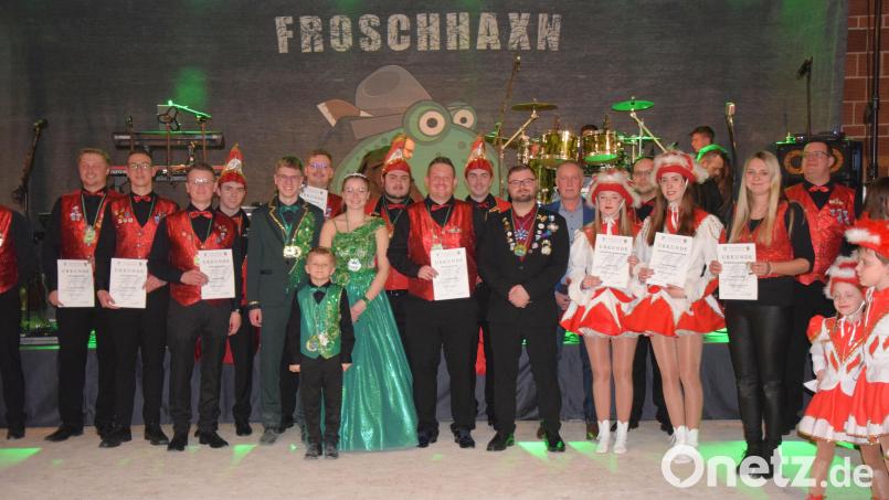Ehrungen beim Faschingskomitee Schmidmühlen mit Gardeleistungsabzeichnen und Leistungsspangen für langjährige Akteure im Gardewesen und beim Elferrat. Dazu gratulierte Martin Root (halb rechts dunkler Anzug) vom Landesverband Ostbayern und 2. Bürgermeister Mathias Huger (rechts daneben) Bild: Paul Böhm
