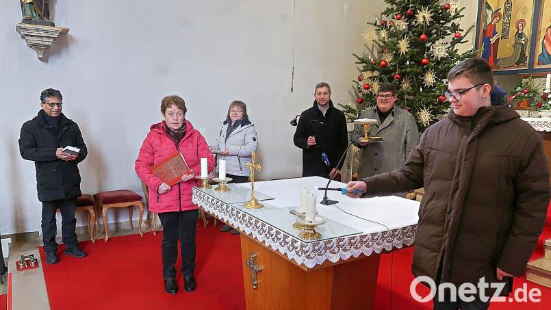 Die rasche Besetzung der vakanten Mesnerstelle in der katholischen Pfarrkirche in Friedenfels freut Pfarrer Joseph (ganz links) und den bisherigen Mesner Tobias Megies (Zweiter von rechts). Mit Edith Trießl, Monika Selch, Roland Zeitler und Kai Weidner (von links) sowie Andreas Kraus und Korbinian Weidner (beide nicht im Bild) besetzen gleich sechs engagierte Mitglieder der Pfarrgemeinde das Ehrenamt. Bild: bsc