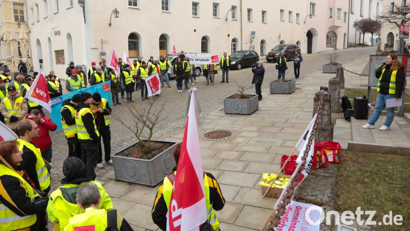 Vor dem Rathaus versammelten sich am Mittwoch etwa 100 Beschäftigte der Stadt Sulzbach-Rosenberg und der Post zum Warnstreik. Verdi-Gewerkschaftssekretärin Kathrin Birner (rechts) informierte über die Verdi-Forderungen und gleichzeitige Warnstreiks in Marktredwitz, Arzberg, Wunsiedel und Selb. Bild: Wolfgang Steinbacher
