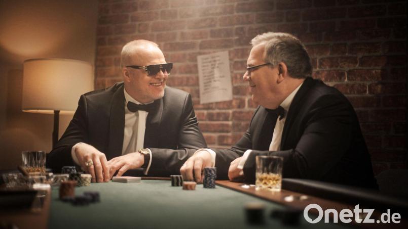 Stefan Raab begrüßt in „Raabs Pokernacht“ seinen Kumpel Elton und drei weitere prominente Spieler am Kartentisch. Bild: ---/RTL/dpa