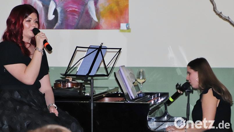 Laura Jäger und Emilie Rester (von links) bei ihrem Auftriitt im Schwandorfer Café "Coffeino". Bild: Seitz-Dobler/exb