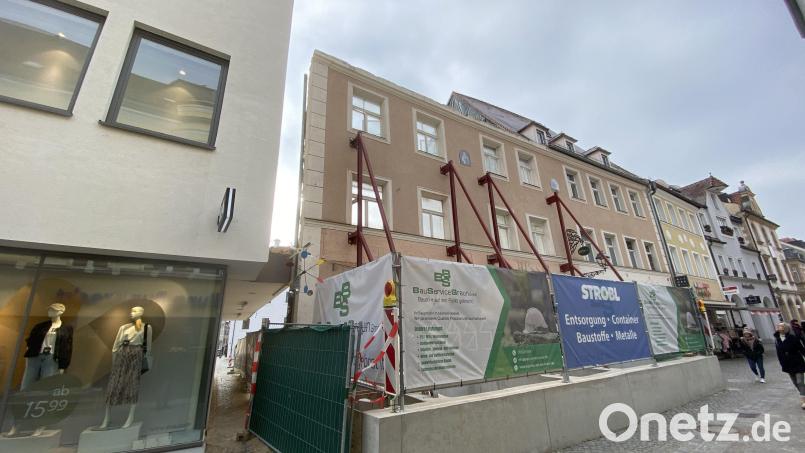 Hier wurde extra betoniert für die Stahlträger, die die Fassade stützen. Bild: upl