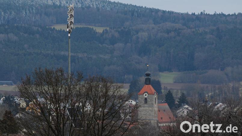 Oberhalb der Flurstraße in Hahnbach steht eine Sirene. Und der ertönte am Mittwoch und Donnerstag gleich mehrfach. Bild: Stephan Huber