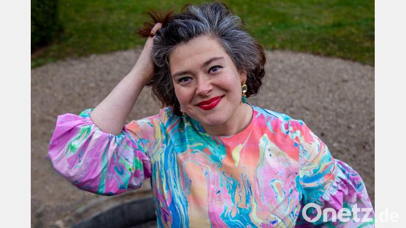 Zum letzten Mal in dieser Spielzeit lädt Nora Gomringer zu &quot;Tinte &amp; Terz&quot; im Bühnenraum des Stadttheaters Amberg. Bild: Judith Kinitz/exb