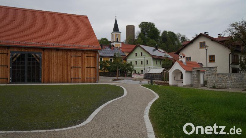 Der Dorfplatz ist zum Schmuckstück der Gemeinde geworden. Das Bauausgabebuch nach Beendigung von Baumaßnahmen dem Gemeinderat vorzulegen, wurde bei der örtlichen Rechnungsprüfung gefordert Bild: wel