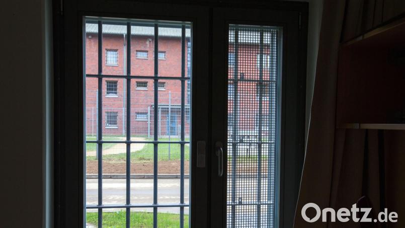 Ein Ex-Häftling der JVA Amberg ist nun erneut zu einer Haftstrafe verurteilt worden. Symbolbild: Jens Büttner/dpa