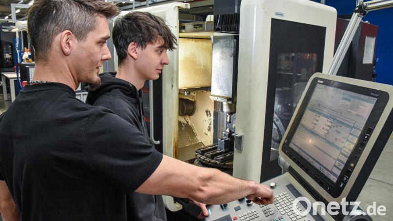 Zerspanungsmechaniker David Herold (rechts) von der Firma Baumann GmbH in Amberg gehört zu Bayerns besten Azubis. Darüber freut sich auch Ausbilder Daniel Kiesl (links). Bild: Stephan Huber
