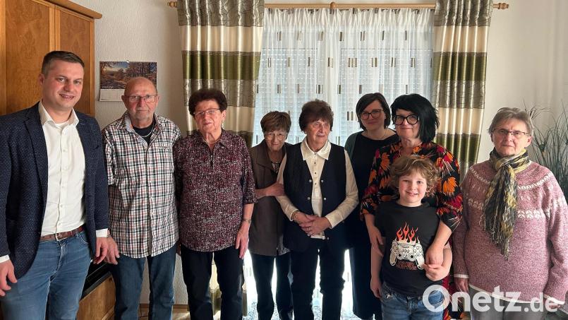 Zum 85. Geburtstag gratulierten Erika Bauer (Dritte von links) neben der Familie auch Bürgermeister Wolfgang Söllner (links) und Seniorenbeauftragte Christa Schiener (rechts). Bild: soj