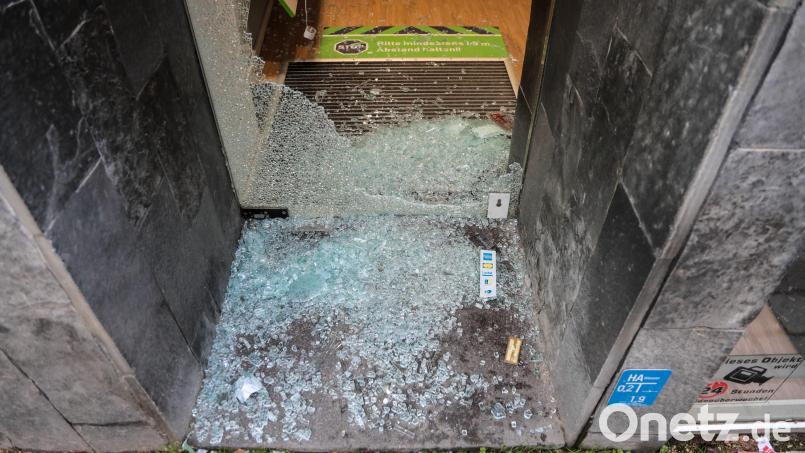 So sah es in der Georgenstraße in Amberg aus: Im Eingangsbereich dieses Handy-Ladens liegen Glassplitter. Bild: Wolfgang Steinbacher