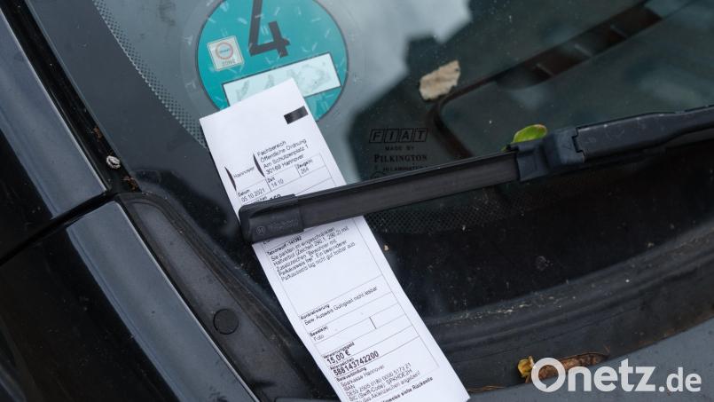 Strafzettel verteilt der Zweckverband Kommunale Verkehrssicherheit Oberpfalz in Kümmersbruck - wenn parkende Autos die Fahrbahn zu sehr verengen. Ärgerlich, für den, der zahlen muss – aber auch für alle Fahrer größerer Fahrzeuge, die wegen der Parker nur schwer oder gar nicht mehr durchkommen. Symbolbild: Ole Spata/dpa