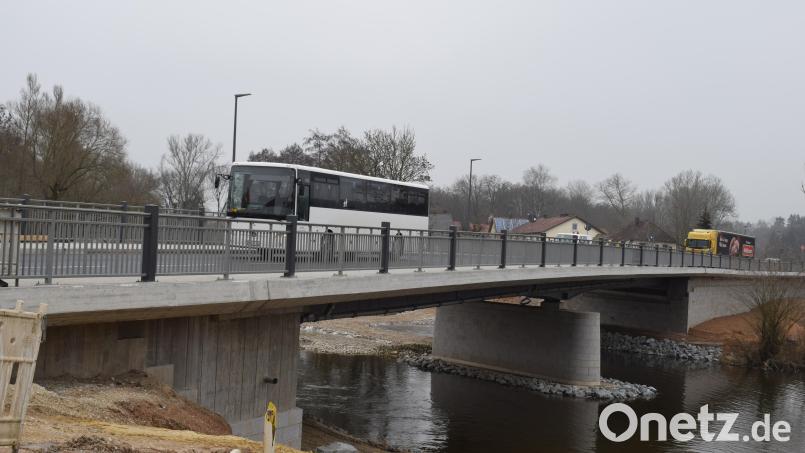 Derzeit fließt der Verkehr ungehindert über die neue Naabbrücke. Für noch anstehende Asphaltierungsabeiten muss die Brücke vor Ostern für eine Woche gesperrt werden. Bild: bnr