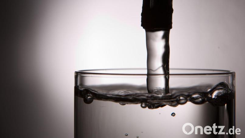 Das Trinkwasser im Stadtgebiet Waldsassen kommt wegen der Sanierung und Erweiterung der Entsäuerungsanlage Breitenbrunn vorübergehend aus anderen Brunnen. Symbolbild: Lukas Schulze/dpa/dpa-tmn