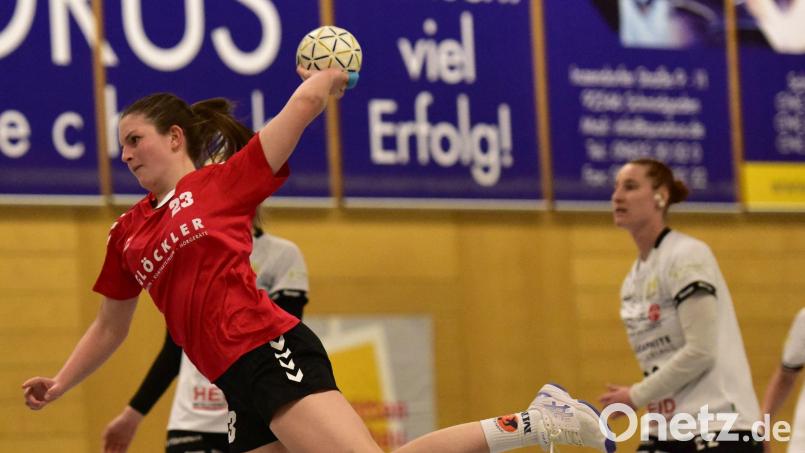 Maja Müller (links) und ihre Teamkolleginnen von der HSG Nabburg/Schwarzenfeld empfangen am Samstag die SG Helmbrechts/Münchberg. Bild: mhs