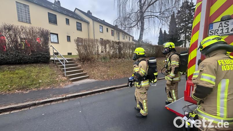 Atemschutzträger der Feuerwehr machen sich für die Inspektion der Wohnung bereit, finden dort aber niemand vor. Bild: ge