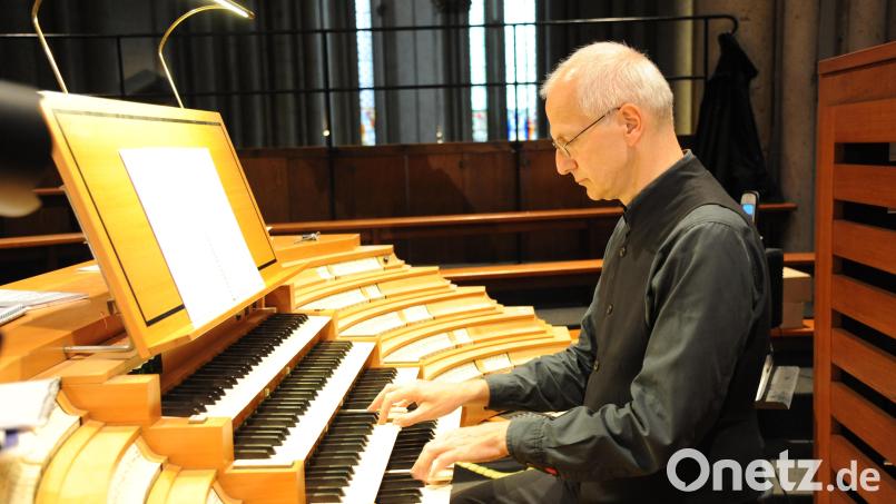 Der Domorganist aus Köln, Professor Winfried Bönig, kommt für ein Konzert in die Stiftsbasilika. Bild: Morschheuser/exb