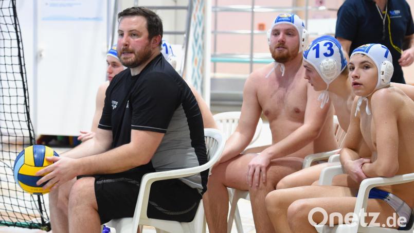 Für Trainer Sean Ryder (links) und die Weidener Wasserballer zählt gegen Frankfurt nur ein Sieg. Bild: G. Büttner